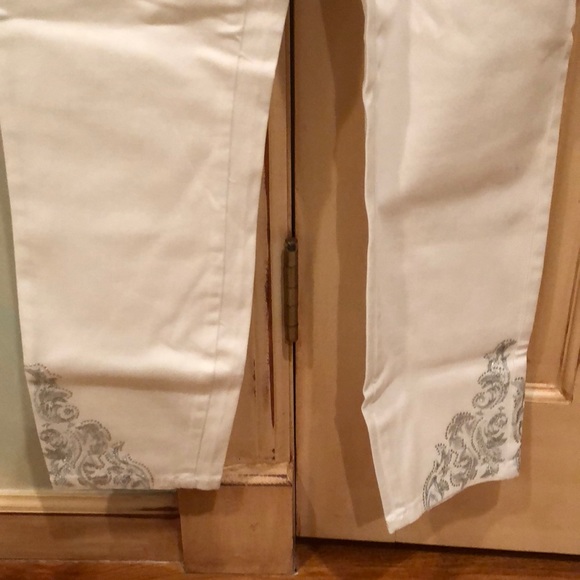 NEVER WORN NYDJ EMBROIDERED WHITE ANKLE JEAN‼️ - Picture 3 of 5